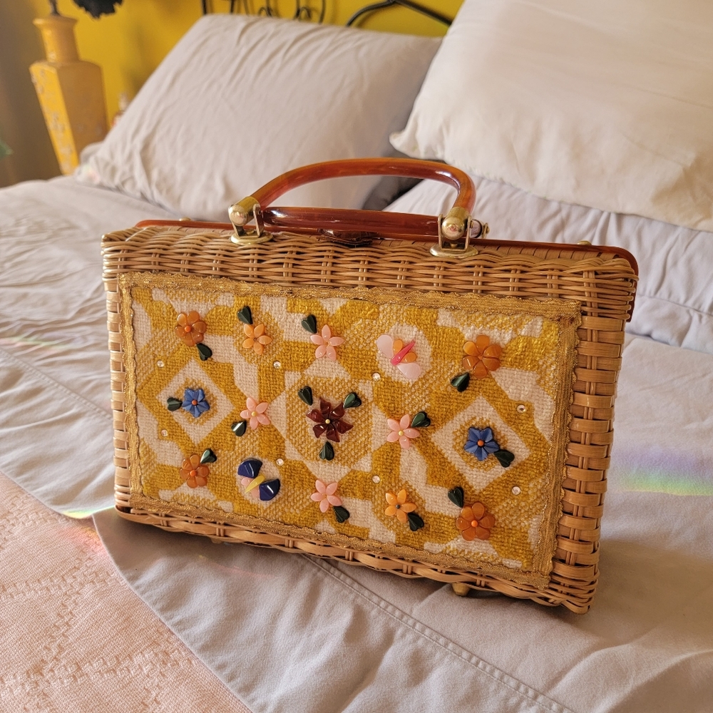 Vintage Wicker Handbag with Lucite Handle - Picture 2 of 8